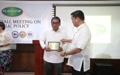 <p><strong>COMMENDATION.</strong> Senator Francis Tolentino (right) awards Department of Science and Technology Secretary Renato Solidum (left) with a Plaque of Appreciation during the first Town Hall Meeting on Pubic Policy of the KLABARZON Thursday (Feb. 23, 2023). KLABARZON, which stands for “Kabite, Laguna, Batangas, Rizal, and Quezon,” is a regional-based socio-economic advocacy organization convened by Tolentino that aims to enhance the overall welfare and socio-economic well-being of people living in Region 4A through collaborations with various national agencies. <em>(PNA photo by Avito Dalan)</em></p>