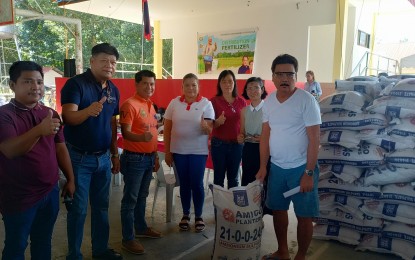 <p><strong>FERTILIZERS ASSISTANCE.</strong> A farmer from Candaba, Pampanga receives inorganic fertilizers from the Department of Agriculture in Central Luzon, in cooperation with the Office of the Provincial Agriculturist (OPA) on Wednesday (Feb. 22, 2023). He is one of the more than 9,000 farmers in Pampanga that received so far, two sacks of 50 kilograms of fertilizers. (<em>Photo courtesy of the Provincial Government of Pampanga)</em></p>