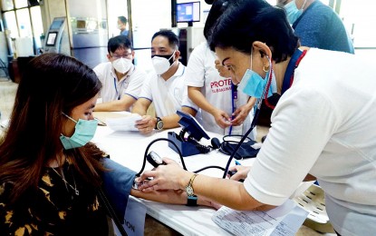 <p><strong>BLOOD PRESSURE CHECK.</strong> A nurse checks the blood pressure of a patient during a medical mission in Quezon City in February. Heart failure or the condition where the heart is unable to pump blood properly can be treated with advances in medications and diagnostics, according to health experts. <em>(PNA photo by Ben Briones)</em></p>