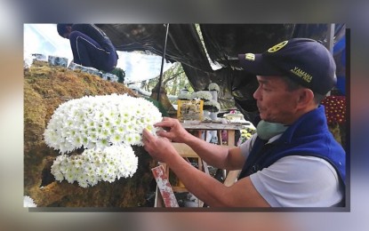 <p><strong>DESIGN CONCEPT</strong>. Float designer Romy Chua explains the concept of landscape and floral design which he applies in creating a flower float design in this photo taken on Feb. 22, 2023. He said home-grown flowers from Baguio City and Benguet province are used for the floats paraded during the yearly Panagbenga Festival. <em>(PNA photo by Liza T. Agoot)</em></p>