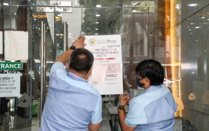 <p><strong>CLOSED</strong>. Personnel of Makati City Business Permits Office posted on Monday (Feb. 27, 2023) a closure order in Smart Communications Incorporated's main office entrance at Ayala Avenue because of its failure to secure business permit and pay taxes amounting to over PHP3.2 billion covering the period Jan. 2012 to Dec. 2015. <em>(Photo courtesy of My Makati FB Page) </em></p>