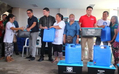 <p><strong>FIRE VICTIMS.</strong> Office of the Presidential Assistant for Eastern Mindanao Sec. Leo Magno (2nd left), Department of Social Welfare and Development (DSWD) Secretary Rex Gatchalian (3rd right), and Davao City Mayor Sebastian Duterte (3rd left) distribute relief assistance to the fire victims in Barangay 21-C, Davao City, on Monday (Feb. 27, 2023). Gatchalian vows full coordination with the local government to provide more aid to the families. <em>(PNA photo by Robinson Niñal Jr.)</em></p>