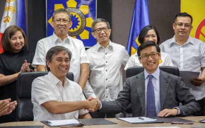 <p><strong>NEW CONTRACTS</strong>. Alternergy chairman Vince Perez and Shell Overseas Offshore Wind Asia general manager Joe Nai (from left to right) seal a joint venture agreement between Alternergy and Shell to partner in developing offshore wind projects in the country. Alternergy gets three new offshore wind energy service contracts from the Department of Energy early this month. <em>(Photo courtesy of Alternergy)</em></p>