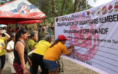 211 Anakpawis members, supporters pledge allegiance to gov't