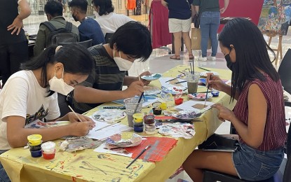 <p><strong>ART WORKSHOP</strong>. Young learners in Ilocos Norte province join an art workshop at the Robinsons Ilocos Mall in this file photo. DepEd Laoag City is initiating some child protection policies. <em>(Photo by Leilanie Adriano)</em></p>