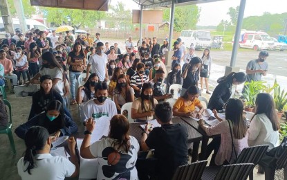 <p><strong>EDUCATIONAL ASSISTANCE</strong>. Students of Culasi town receive educational assistance at the Antique Governor's Satellite Office on Monday (Feb. 27, 2023). Antique Provincial Youth Development Office head Irish Manlapaz urged the students to use the money for their school needs. <em>(Courtesy of Antique PYDO)</em></p>