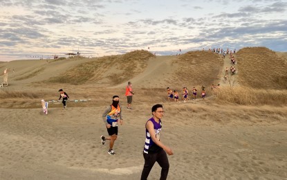 <p><strong>SAND DUNES CHALLENGE</strong>. Runners join the first Laoag City Sand Dunes Challenge on Feb. 26, 2023 in Barangay La Paz, Laoag City. Bigger sports events are expected in the future to promote health and wellness and help stir the local economy through sports tourism. <em>(Photo by Leilanie Adriano)</em></p>