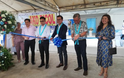 <p><strong>INAUGURATION.</strong> Ako-Bicol Party-List Executive Director Alfredo Garbin (center) leads other key officials in inaugurating the PHP750-million Bicol University Convention and Disaster Risk Reduction and Response Facility in Legazpi City on Tuesday (Feb. 28, 2023). The center will serve as a venue for socio-cultural and academic activities as well as an evacuation center during disasters.<em> (PNA photo by Connie Calipay)</em></p>