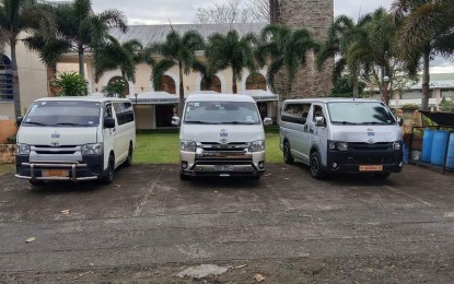 <p><strong>CARRYING TOURISTS</strong>. Some vans in Leyte carrying tourists. The Department of Tourism (DOT) is stepping up its linkages with tourism transport operators to level up the service provided to guests. <em>(Photo courtesy of Taclobal Tourist Transport Service)</em></p>