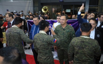 <p><strong>HEROES.</strong> AFP Chief Gen. Andres Centino welcomes troops of the 82-member Philippine Inter-Agency Humanitarian Contingent (PIAHC) who arrived at the Ninoy Aquino International Airport Terminal 3 on Tuesday night (Feb. 28, 2023). The team was deployed to Türkiye on Feb. 8 to conduct humanitarian assistance and disaster response operations in the aftermath of the Feb. 6 magnitude 7.8 quake that rocked the country. <em>(Photo courtesy of AFP)</em></p>