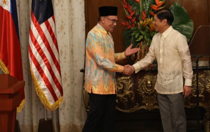 <p><strong>BILATERAL MEETING.</strong> President Ferdinand R. Marcos Jr. and Prime Minister Anwar Ibrahim of Malaysia shake hands after delivering their respective statements at the President’s Hall of Malacañang Palace on Wednesday (March 1, 2023). During their bilateral meeting, the two leaders agreed to strengthen political, security and trade and investment cooperation between the Philippines and Malaysia. <em>(PNA Photo by Rey Baniquet)</em></p>