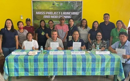 <p><strong>PARTNERSHIP</strong>. Provincial Agrarian Reform Program Officer II Arnulfo Figueroa (seated, center) and Mayor Jose Maria Alonso (seated, 2nd from left) lead the signing of the memorandum of agreement between the Department of Agrarian Reform-Negros Occidental II and the Local Government Unit of Pontevedra at the town’s Negosyo Center on Tuesday (Feb. 28, 2023). Under the partnership, the DAR will implement PHP2.5 million worth of projects that will benefit some 400 farmers in the southern Negros municipality.<em> (Photo courtesy of DAR Negros Occidental-II)</em></p>