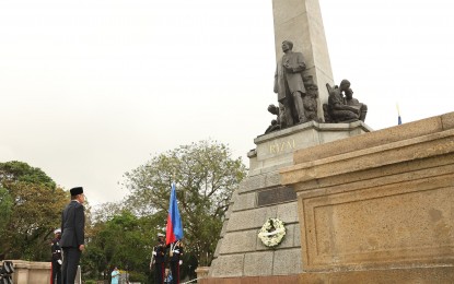 <p><strong>WREATH-LAYING.</strong> Visiting Malaysian Prime Minister Anwar Ibrahim offers a wreath at the monument of Philippine national hero, Dr. Jose P. Rizal, in the City of Manila on Thursday (March 2, 2023). Anwar is the first head of state to visit the Philippines under the administration of President Ferdinand R. Marcos Jr.. <em>(PNA photo by Rey Baniquet)</em></p>
