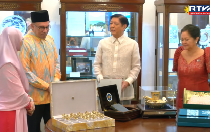 <p><strong>EXCHANGE OF GIFTS.</strong> President Ferdinand R. Marcos Jr. presents gifts to Malaysian Prime Minister Anwar Ibrahim and his wife, Dr. Wan Azizah binti Wan Ismail, during their exchanged gifts to highlight their tête-à-tête at the President’s Hall of Malacañang Palace on Wednesday (March 1, 2023). Anwar is in the country for a two-day visit. <em>(Screengrab from RTVM)</em></p>