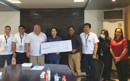 <p><strong>EMERGENCY EMPLOYMENT</strong>. Regional Director Sixto Rodriguez Jr. (4th from right) turns over the check for the implementation of the Tulong Panghanapbuhay sa Ating Disadvantaged/Displaced Workers program to Guimaras Governor JC Rahman Nava and Lone District Representative Ma. Lucille Nava (3rd and 4th from left) on Monday (Feb. 27, 2023). The program benefits 3,950 informal workers from the province of Guimaras. <em>(PNA photo courtesy of DOLE Regional Office 6)</em></p>