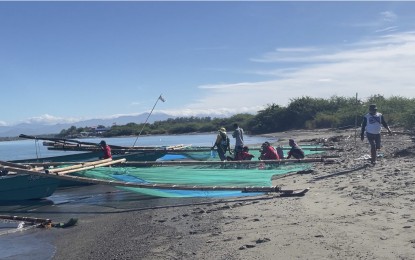 <p><strong>FISHING GEAR</strong>. Fishermen of Metro Gabu use the "talongkit" to catch fish near the mouth of the Padsan River in this undated photo. To increase their catch, the Ilocos Norte government distributed payao to at least three fisherfolk associations on Thursday (March 2, 2023). <em>(File photo by Leilanie Adriano)</em></p>