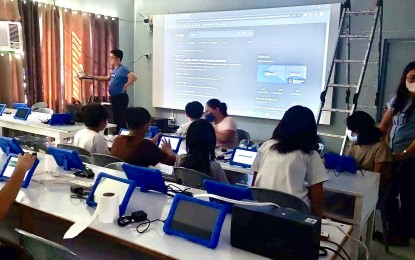 <p><strong>DRY RUN</strong>. Learners of Shamrock Elementary School in Laoag City, Ilocos Norte participate in the dry run of the school's e-learning center on Thursday (March 2, 2023). The e-learning center will be officially launched on Friday. <em>(Photo by Cherry Joy Garma)</em></p>