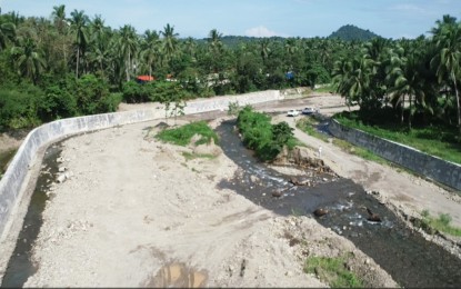<p><strong>NEW PROJECT.</strong> A newly completed flood control project in MacArthur, Leyte. The Department of Public Works and Highways (DPWH) in central Leyte will embark on PHP1.62 billion projects this year to improve roads and bridges as well as prevent flooding. <em>(Photo courtesy of DPWH)</em></p>