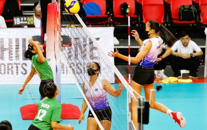 <p><strong>BATTLE OF CAVITE TEAMS</strong>. Bethel Academy of Trece Martires City (right) against Santo Niño de Praga of General Trias City during their match in the Philippine National Volleyball Federation (PNVF) U-18 Championships at the Rizal Memorial Coliseum on March 3, 2023. Bethel Academy won, 25-21, 21-25, 25-19. <em>(PNVF photo) </em></p>