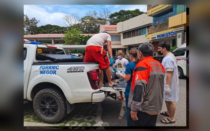 <p><span style="font-weight: 400;"><strong>DEADLY ATTACK.</strong> One of the five persons killed in the Saturday morning attack in Pamplona, Negros Oriental is being taken to a hospital in Dumaguete City. Gov. Roel Degamo was shot and killed in the attack carried out by a group of men carrying high-powered firearms that barged into his residence while he was having a meeting with his staff and other government officials. <em>(Photo by Judy Flores Partlow)</em></span></p>