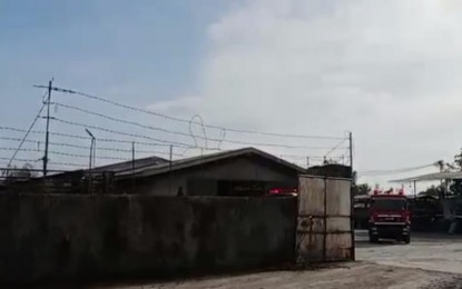 <p><strong>FIRE.</strong> A screenshot of a video taken outside the Ta-ala Farms Inc. in Barangay Mansilingan, Bacolod City on Saturday afternoon (Mar. 4, 2023). A fire hit the storage area/living quarters of the poultry farm that left a worker dead and 11 others injured. <em>(Courtesy of Ann Sindol-Sorilla)</em></p>