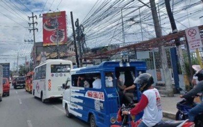 <p><strong>NO PARALYSIS.</strong> Traditional jeepneys and a modern PUV picking up passengers at the South National Highway in Barangay Bulacao, Cebu City on Monday (March 6, 2023). Authorities said that the first day of the weeklong strike did not make a massive impact on commuters. <em>(PNA photo by John Rey Saavedra)</em></p>