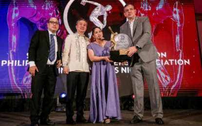 <p><strong>ATHLETE OF THE YEAR</strong>. Tokyo Olympic weightlifting gold medalist Hidilyn Diaz receives another Athlete of the Year award during the San Miguel Corporation-Philippine Sportswriters Association (SMC-PSA) Awards Night held at the Diamond Hotel grand ballroom on Monday (March 6, 2023). She was joined on stage by (L-R) Philippine Sportswriters Association (PSA) president Rey Lachica, Philippine Olympic Committee president Bambol Tolentino and Philippine Sports Commission chair Richard Bachmann. <em>(Photo courtesy of PSA)</em></p>