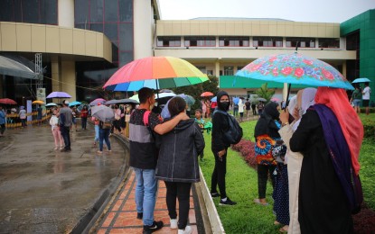 <p><strong>QUAKE.</strong> Employees of Davao de Oro Capitol run to safer grounds as a 5.9 magnitude earthquake hits the province on Tuesday (March 7, 2023) afternoon. The tectonic quake struck 8 kilometers southeast of the municipality of New Bataan. <em>(PNA photo by Robinson Ninal Jr.)</em></p>