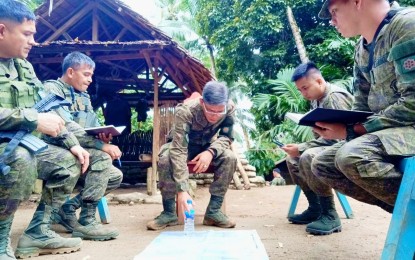 <p><strong>READINESS</strong>. Philippine Army 802nd Infantry Brigade commander Brig. Gen. Noel Vestuir (center) talk to troopers during his recent visit to a patrol base in San Vicente, MacArthur, Leyte. The Philippine Army is checking the capability of patrol bases of the Citizen Armed Force Geographical Unit Active Auxiliary to check their capabilities to maintain the insurgency-free status of remote communities in Leyte province. <em>(Photo courtesy of Philippine Army)</em></p>