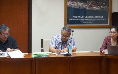 <p><strong>AGREEMENT</strong>. (From left to right) Southeast Asian Fisheries Development Center Aquaculture Department (SEAFDEC/AQD) chief Dan Baliao, center research division head Dr. Leobert de la Peña, and Bureau of Fisheries and Aquatic Resources (BFAR) regional director Remia Aparri sign an agreement for the conduct of the feasibility study for the proposed aquaculture feed mill plant in February 2023. SEAFDEC/AQD has been identified as one of the sites for the proposed project. <em>(Photo courtesy of SEAFDEC/AQD)</em></p>