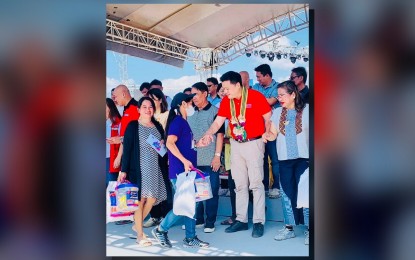 <p><strong>ASSISTANCE TO SOLO PARENTS.</strong> Department of Social Welfare and Development (DSWD) Secretary Rex Gatchalian leads the distribution of PHP2,000 in cash assistance to some 2,850 solo parents from 27 municipalities in the province of Abra Wednesday (March 8, 2023). During the event, Gatchalian reaffirmed the DSWD’s commitment to look after the protection and well-being of solo parents all over the country. <em>(Photo courtesy of Secretary Gatchalian FB page)</em></p>