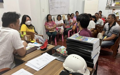 <p><strong>FIGHTING POVERTY</strong>. Arteche, Eastern Samar Mayor Roland Boie Evardone (left) talks to beneficiaries of a livelihood program to be granted by two non-government organizations in this undated photo. The project will focus on egg production. <em>(Photo courtesy of Arteche local government)</em></p>