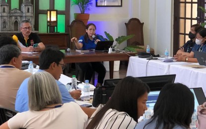 <p><strong>BUFFER ZONES.</strong> Cebu Provincial Veterinarian, Dr. Rose Vincoy (holding the microphone) holds a meeting with the municipal and city veterinarians at the Cebu Provincial Capitol on Thursday (March 9, 2023). Four towns in Cebu have been declared as "buffer zone", after African Swine Fever (ASF) virus was detected in Carcar City, home to the famous "chicharon" or pork skin cracklings in the south of Cebu province. <em>(Photo courtesy of Cebu Capitol PIO)</em></p>