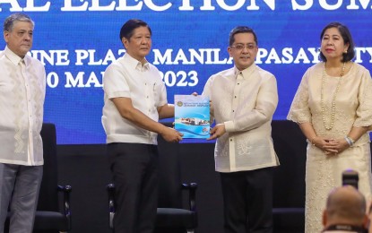 <p><strong>ENSURE CLEAN POLLS.</strong> President Ferdinand R. Marcos Jr. (2nd from left) receives the report on the first-ever National Election Summit from Comelec chairperson George Erwin Garcia (2nd from right) on the last day of the three-day event in Pasay City on Friday (March 10, 2023). He also called on various stakeholders to work together in ensuring "free, orderly, honest, and credible elections" in the country. <em>(PNA photo by Rey Baniquet)</em></p>