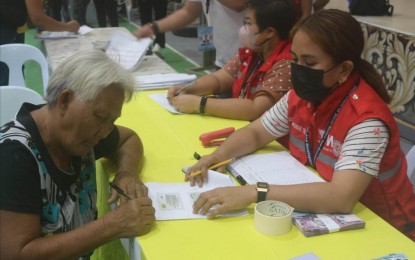 <p><strong>ASSISTANCE</strong>. A resident of Caluya, Antique affected by the oil spill receives cash assistance under the Assistance to Individuals in Crisis Situations of the Department of Social Welfare and Development-Region 6 on Wednesday (March 8, 2023). Beverly Salazar, DSWD-6 Crisis Intervention Section head, said on Friday (March 10) that they released emergency cash assistance to 570 residents on March 8 and 9.<em> (Courtesy of Antique Lone District Rep. Antonio Agapito Legarda Office)</em></p>