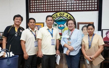 <p><strong>COVERAGE</strong>. Social Security System Antique Branch head Phillip Lucero and Antique Governor Rhodora Cadiao (3rd and 4th from left) during a courtesy call at the capitol building on March 7, 2023. Lucero on Friday (March 10) said they discussed with the governor the possible coverage of the provincial government's contractual employees with the SSS. <em>(Photo courtesy of Antique PIO)</em></p>