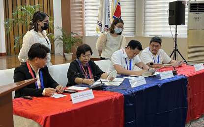 <p><strong>DEAL SEALED.</strong> Department of Migrant Workers Secretary Susan Ople and Department of Social Welfare and Development Secretary Rex Gatchalian (seated, 2<sup>nd</sup> and 3<sup>rd</sup> from left) sign an agreement for financial aid for overseas Filipino workers at Blas F. Ople Building in Mandaluyong City on Saturday (March 11, 2023). Some 10,000 workers will receive PHP10,000 each while waiting for their wages from their Saudi Arabia employers who declared bankruptcy from 2015 to 2019. <em>(Courtesy of Susan Ople Twitter)</em></p>