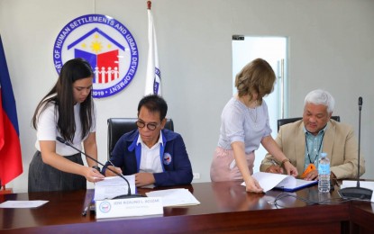 <p><strong>HOUSING PROGRAM</strong>. Department of Human Settlements and Urban Development (DHSUD) Secretary Jose Acuzar (left) and Angeles City Mayor Carmelo Lazatin Jr. (right) sign a memorandum of understanding on Monday (March 13, 2023) for the construction of 15,000 housing units in the city. This is under the national housing flagship program of President Ferdinand R. Marcos Jr., dubbed "Pambansang Pabahay Para sa Pilipino" (4PH) program. <em>(Photo courtesy of Angeles City government)</em></p>