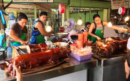 <p><strong>CARCAR LECHON.</strong> This undated photo shows lechon (roast pig) traders in Carcar City. Carcar City chief legal officer Eddie Barrita says the City Council passed a resolution Monday (March 13, 2023) declaring the entire locality under a state of calamity amid the African swine fever infection. (Photo courtesy of Janjan Lacia's Facebook account)</p>