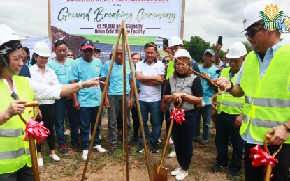 <p><strong>COLD STORAGE FACILITY.</strong> Nueva Ecija Governor Aurelio Umali (right), together with Mayor Florida Paguio-Esteban leads the groundbreaking ceremony for an onion cold storage facility in Barangay Calancuasan Sur, Cuyapo town on Monday (March 13, 2023). The project is under the Department of Agriculture Regional Field Office III's High-Value Crop Development Program.<em> (Photo courtesy of the Department of Agriculture Region 3)</em></p>