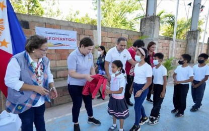 <p><strong>ASSISTANCE</strong>. Learners from the municipality of Caluya in Antique province receive PagbaBAGo kits containing school supplies from Antique Governor Rhodora Cadiao (left), Vice President and Department of Education Secretary Sara Duterte (center), and Caluya Mayor Rigil Kent Lim on Monday (March 13, 2023). Cadiao said on Tuesday (March 14) that Vice President Duterte will be sending 500 sacks of rice and other assistance for the barangays of Caluya affected by the oil spill. <em>(Photo courtesy of Antique PIO)</em></p>