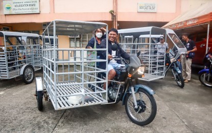 <p><strong>MOTORIZED HAULERS</strong>. Undated photo shows members of agrarian reform beneficiaries organizations (ARBOs) receiving motorized haulers from the Department of Agrarian Reform in Bicol (DAR-5). Geri Buensalida, DAR-Bicol information officer, said farmers' productivity and profitability will likely increase due to the provision. <em>(Photo courtesy of DAR-Bicol)</em></p>
