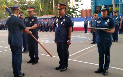 <p><strong>CHANGE OF COMMAND</strong>. Col. Jeffrey Fernandez, Mimaropa (Mindoro, Marinduque, Romblon and Palawan) Police Regional Office Deputy Director for Operations, hands over the Puerto Princesa City Police Office flag to new city director Col. Ronie Bacuel while Col. Roberto Bucad (second from right) looks on. Bacuel is a native of Agutaya, an island town of Palawan. <em>(PNA photo by Genesis Medina)</em></p>
