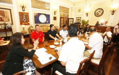 <p><strong>ROAD REPAIR</strong>. Cebu Governor Gwendolyn Garcia meets with officials from the Department of Public Works and Highways (DPWH-7) at the Provincial Capitol on Monday (March 13, 2023). The provincial government and the DPWH-7 have joined hands for the road repair works in the whale-watching town of Oslob in southern Cebu. <em>(Photo courtesy of Cebu Capitol PIO)</em></p>
