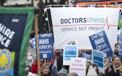 <p>Citizens in solidarity with health workers in London <em>(Rasid Necati Aslim - Anadolu Agency)</em></p>