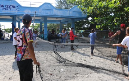 <p><strong>ECO-FRIENDLY FISH TRAP</strong>. The Bureau of Fisheries and Aquatic Resources (BFAR) turns over a set net of 'lambaklad', an eco-friendly fish trap, to a fishing association in San Narciso, Zambales in this undated photo. The move aims to uplift the living conditions of small-scale fisherfolk by providing them with livelihood intervention that is sustainable and environment-friendly. <em>(Photo courtesy of BFAR-Region 3)</em></p>