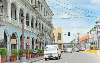 <p><strong>UNDERGROUND CABLING</strong>. The spaghetti wires are considered eyesores in the city’s Calle Real. The city government mandates their wires and cables be within the confines of all plaza complexes, heritage sites and selected thoroughfares.<em> (PNA photo by PGLena)</em></p>