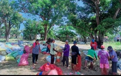 <p><strong>AGAINST OIL SPILL</strong>. Families in Barangay Navotas in Calapan City in a ‘bayanihan spirit’ to make improvised oil spill boom. The oil spill from the ill-fated MT Princess Empress that sunk off Naujan waters threatens to reach Calapan, according to a university’s study. <em>(Contributed photo from Calapan City LGU) </em></p>