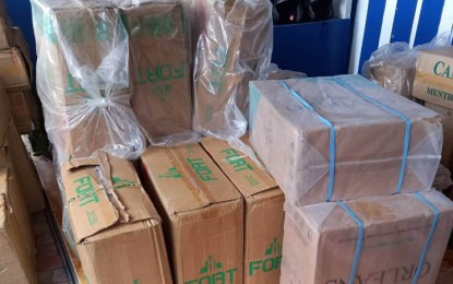 <p><strong>SMUGGLED CIGARETTES.</strong> Personnel of the Zamboanga City Police Office (ZCPO) Station 6 seize some PHP2.5 million worth of smuggled cigarettes along Don Toribio Street in Barangay Tetuan, Zamboanga City on Thursday (March 16, 2023). No one was arrested, as the workers unloading the contraband from a vehicle scampered in various directions when asked for documents. <em>(Photo courtesy of ZCPO)</em></p>