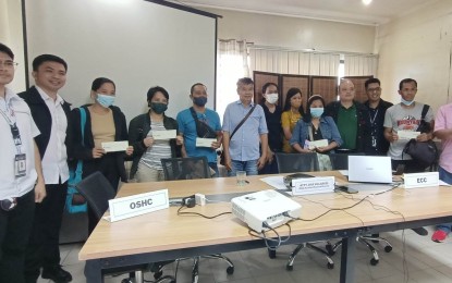 <p><strong>CASH ASSISTANCE</strong>. Covid-19 survivors from Western Visayas receive their financial assistance from the Employees Compensation Commission (ECC) during the awarding of benefits on Thursday (March 16, 2023). The cash assistance ranges from PHP10,000 to PHP15,000. <em>(PNA photo by PGLena)</em></p>